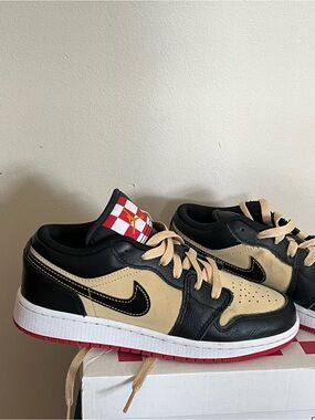 Nike Low-Top Sneakers in Black, Beige & Red